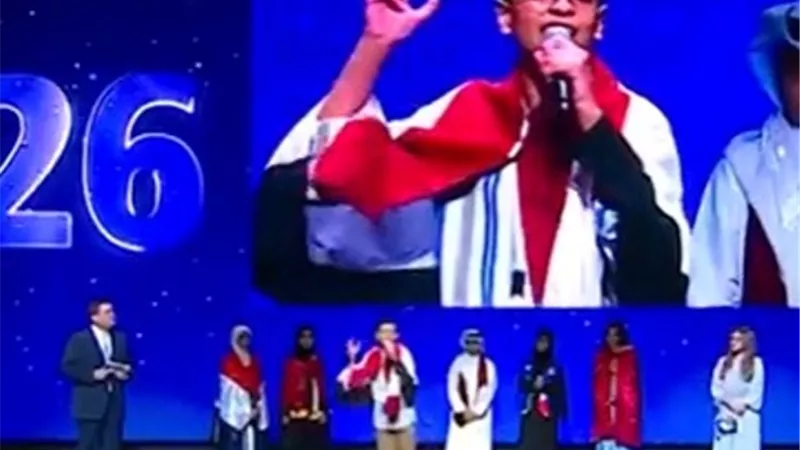 نور الدين يهنئ صاحب المركز الثاني بمسابقة التحدى القراءة العربي