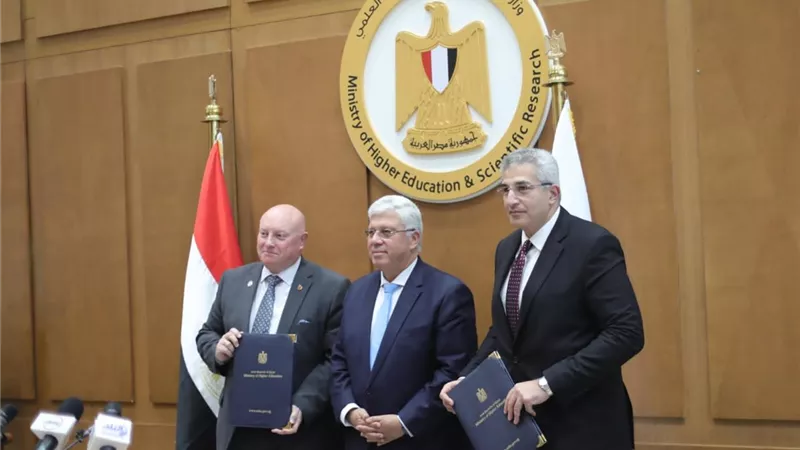وزير التعليم العالي يلتقي وفد الكلية الملكية للجراحين في أدنبرة