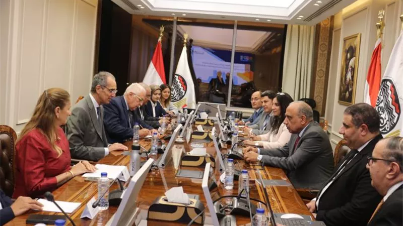 عصمت يؤكد أهمية تخطيط الموارد والتحول الرقمي بالشركات القابضة