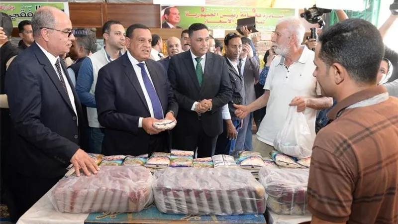 وزير التنمية المحلية يتفقد معرض السلع الغذائية في الدقهلية