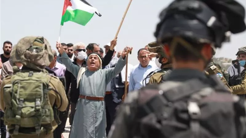 إصابة فلسطيني وتعرض العشرات للاختناق خلال مواجهات مع القوات الإسر