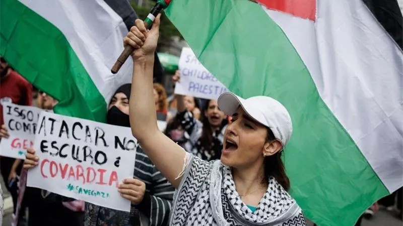 إنشاد النشيد الوطني الفلسطيني باللغة النرويجية في تظاهرة في أوسلو