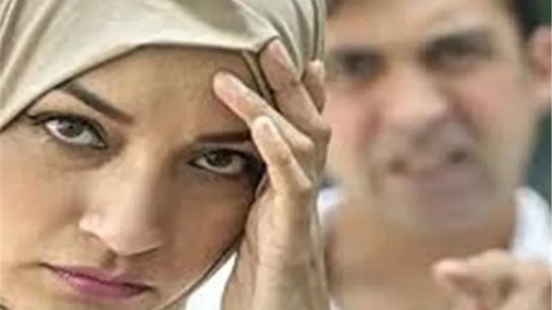 هل يجوز للزوج إجبار زوجته على التعامل مع أهله