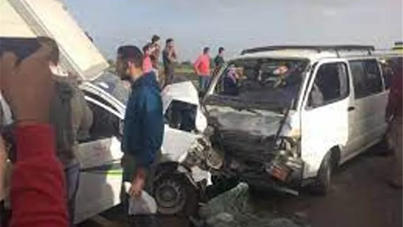 اصابة 10 في تصادم نصف نقل وميكروباص علي طريق جمصه الدولي