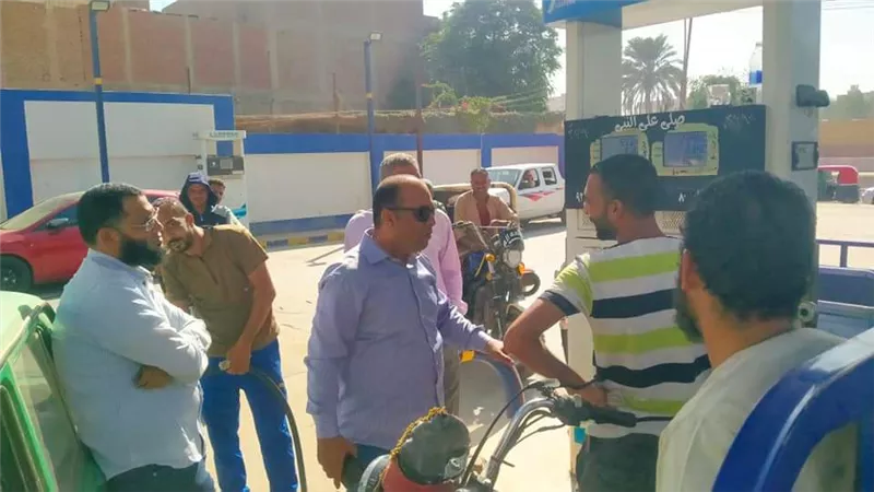 متابعة مواقف سيارات الأجرة لعدم زيادة تعريفة المواصلات بالمنيا