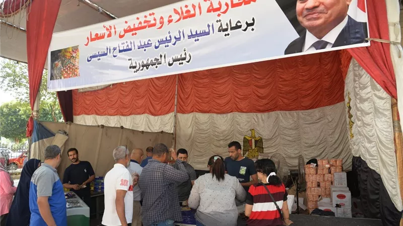 استمرار فتح المنافذ السلعية بأسعار مخفضة في أسيوط