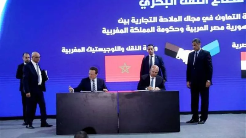 وزير النقل ونظيره المغربي يوقعان على اتفاقية تعاون ومذكرتي تفاهم