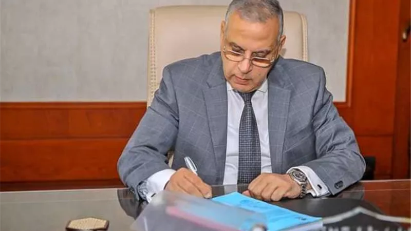 محافظ سوهاج يعتمد ترقية 1262 موظف بالديوان العام