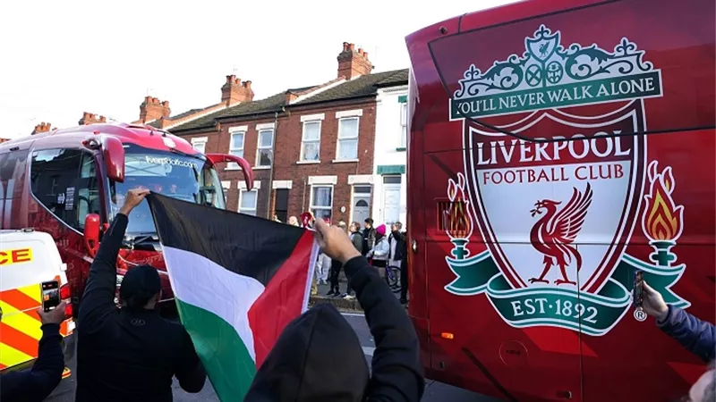 جماهير الريدز تستقبل حافلة ليفربول بأعلام فلسطين قبل مواجهة لوتون