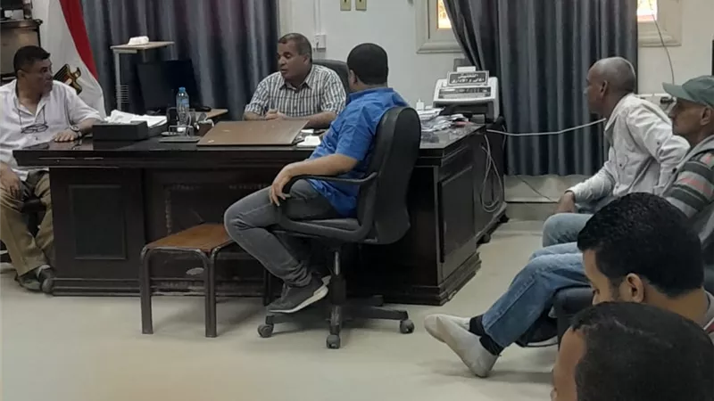 رئيس مركز الزينية شمال الأقصر يلتقى الشركة المنفذة لمشروعات الصرف