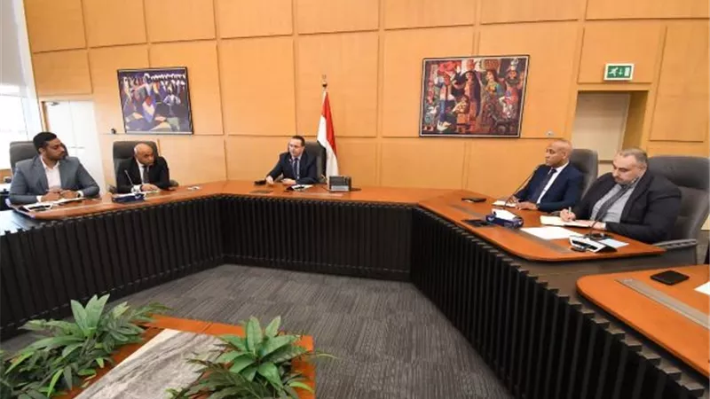 عباس يؤكد أهمية مواصلة النجاح فى توفير الفرص الاستثمارية بالمدن ا