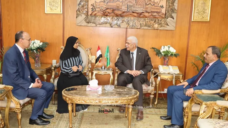 القاصد يقدم واجب العزاء للطالبة الفلسطينية.أستشهدت أسرتها بالكامل