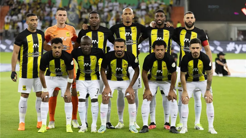 بنزيما يقود هجوم اتحاد جدة لمواجهة القوة الجوية العراقي