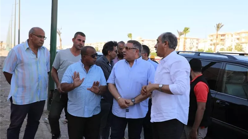 محافظ البحر الأحمر يقوم بجولة تفقدية على طريق المطار