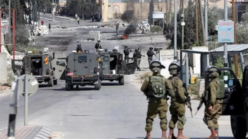 مقتل فلسطيني في الخليل وقوات إسرائيلية تقتحم جنين ومخيمها