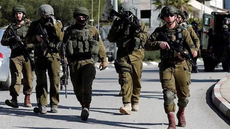 الاحتلال يطلق النار على فتاة عند حاجز شمال القدس ويعتقلها