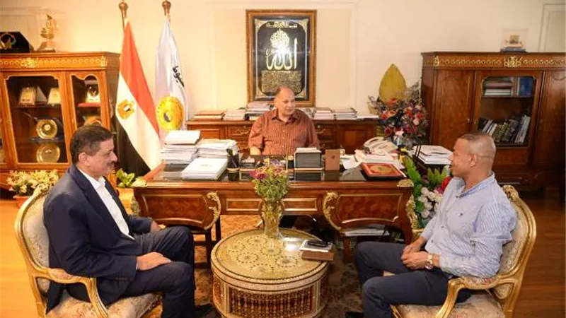 محافظ أسيوط يناقش ضبط الأسواق وفتح منافذ جديدة لتوفير السلع
