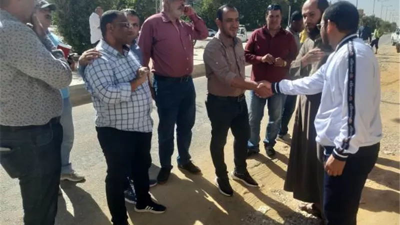 سعد: جهاز الشروق يشن حملة على المقاهى ويستمع لشكاوى السكان.. صور