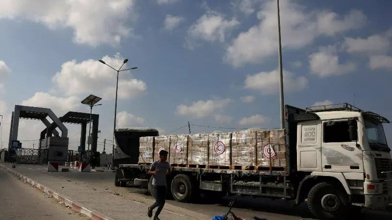 الهلال الأحمر المصري: تسليم 93 شاحنة كدفعة جديدة من المساعدات العاجلة لأهالينا في غزة