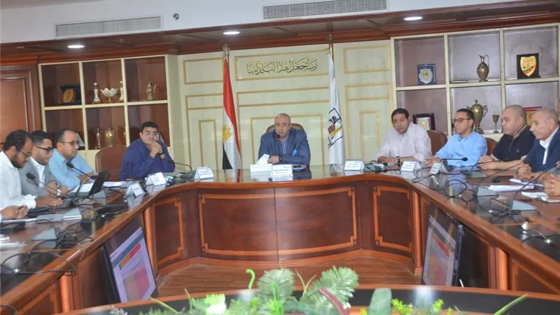 محافظ بنى سويف يبحث موقف مشروعات المرحلة الأولى من حياة كريمة