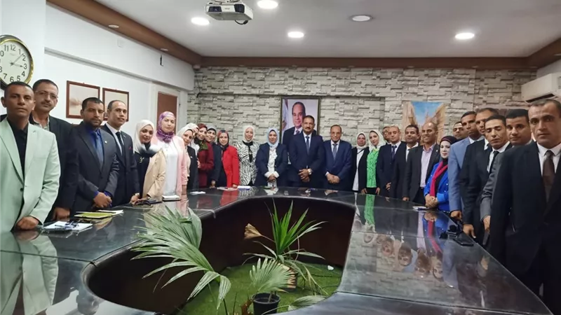 مدير تعليم الجيزة يوجه نصائح لخريجى المبادرةالرئاسية1000مديرمدرسة