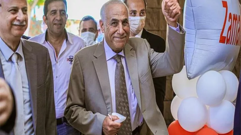 رئيس نادي الزمالك يزور العامري فاروق في المستشفى