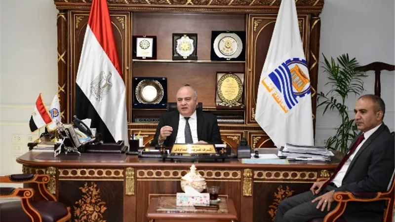 محافظ قنا يلتقي بمسئولي التأمين الصحي لمتابعة الخدمات للمرضى