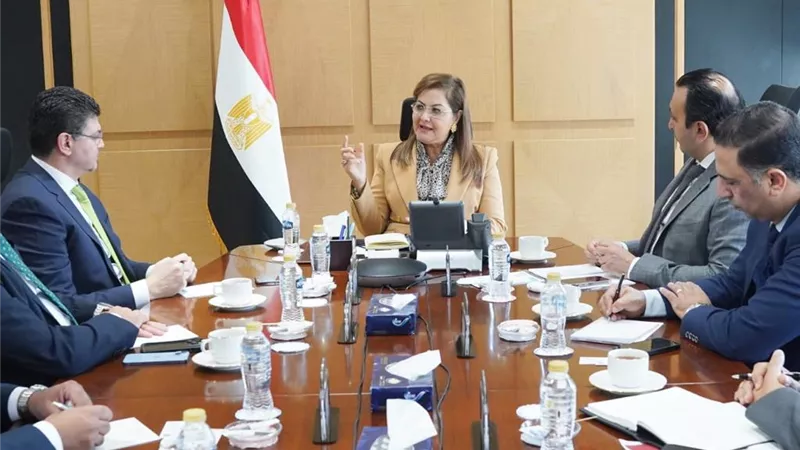 وزيرة التخطيط تبحث مع بنك ستاندرد تشارترد دعم سبل التعاون