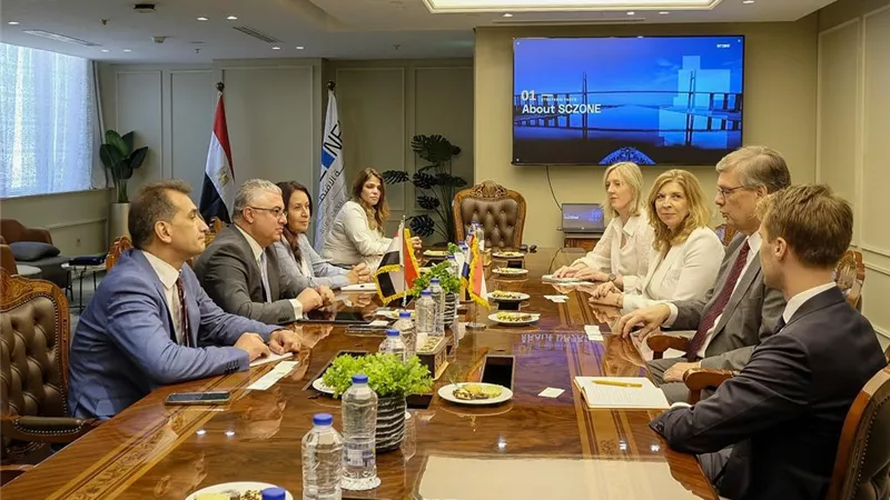 رئيس اقتصادية قناة السويس يستقبل السفير الهولندي
