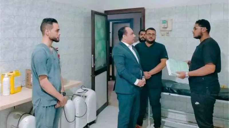 الفقي يتفقد سير العمل بمستشفى المنشاة المركزي ويحيل 4 للتحقيق