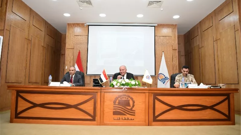 محافظ قنا يوجه سرعة الإنتهاء من تسليم مشروعات حياة كريمة المنتهية
