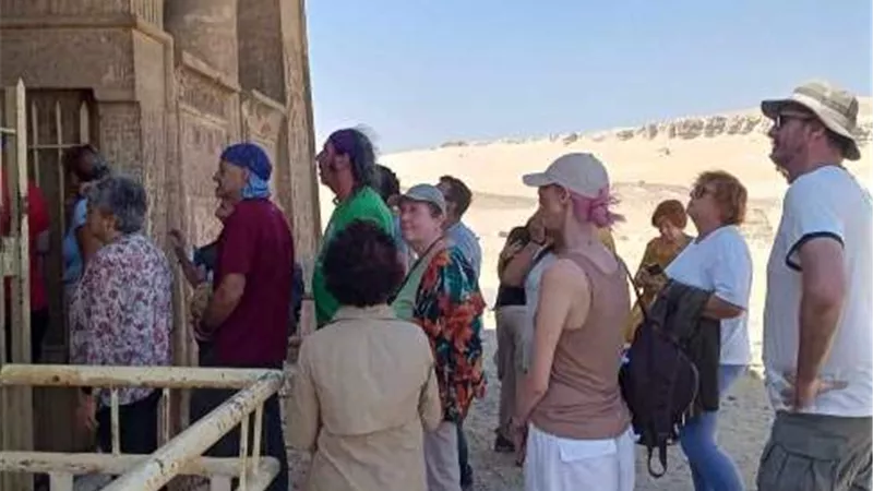 وفود سياحية متعددة الجنسيات من 5 دول تزور المناطق الأثرية بالمنيا