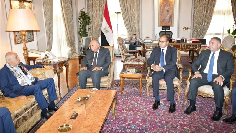 وزير الخارجية يلتقي أمين سر اللجنة المركزية لحركة فتح في القاهرة