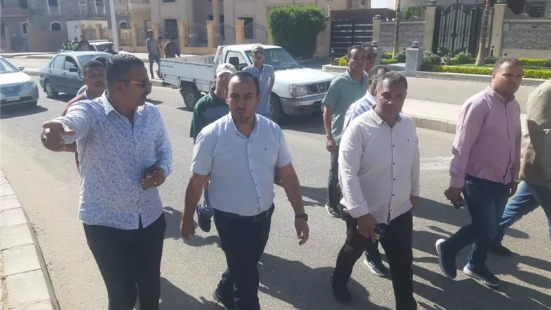 جهاز مدينة الشروق يشن حملة لضبط النباشين وإزالة المخالفات.. صور