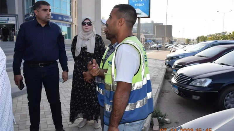 الشيخ زايد.. حملة لضبط مواقف السيارات ومنع التلاعب بالأسعار