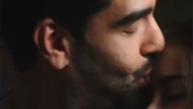 محمد كيلانى يبدع في تقديم أغنية 