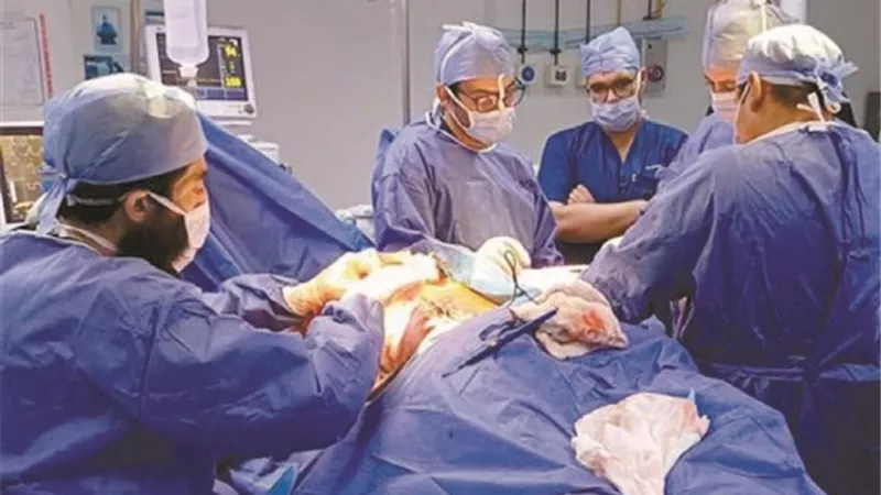 21 جراحة بأيدى فريق طبى من جامعة القاهرة لأبناء غزة