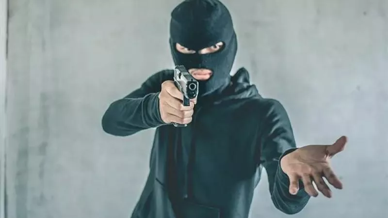 ضباط مزيفون .. تفاصيل سرقة شخص بطبنجة صوت بالقاهرة