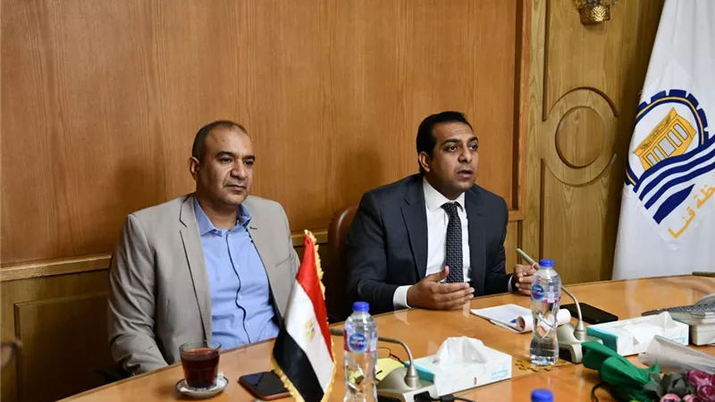 نائب محافظ قنا يبحث تطبيق منظومة البريد الالكترونى المؤمن