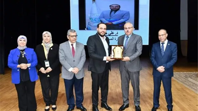 تقديراً لجهوده..رئيس جامعة القناة يكرِّم مدير صحه الإسماعيلية