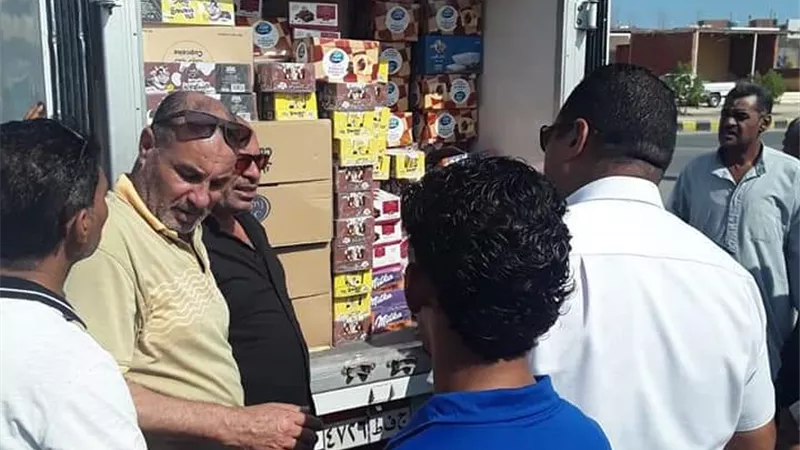 حملة تفتيشية على احد سيارات بيع السلع الغذائية بالقصير