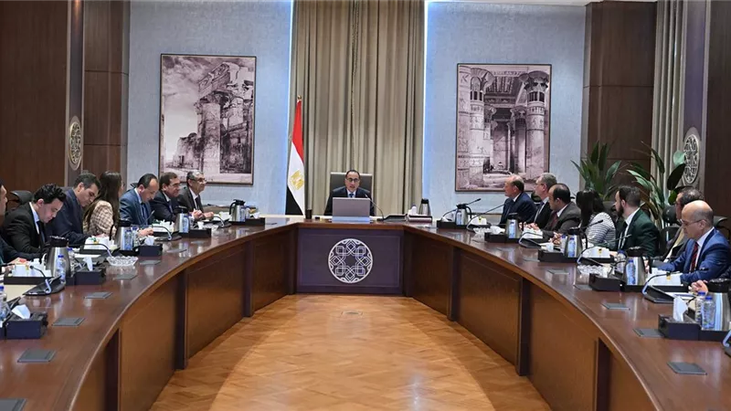 رئيس الوزراء يستعرض دراسة بشأن التحول نحو تقنيات الوقود النظيف