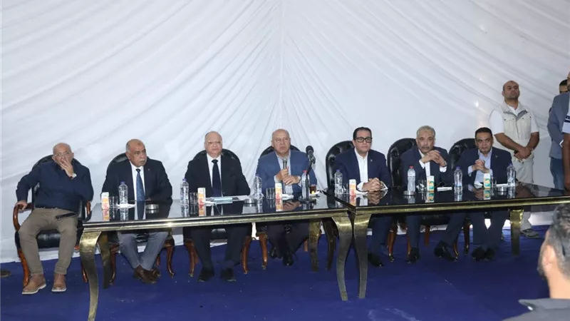 وزير النقل يلتقي مع اهالي كفر العلو بحلوان لتوفيق أوضاعهم