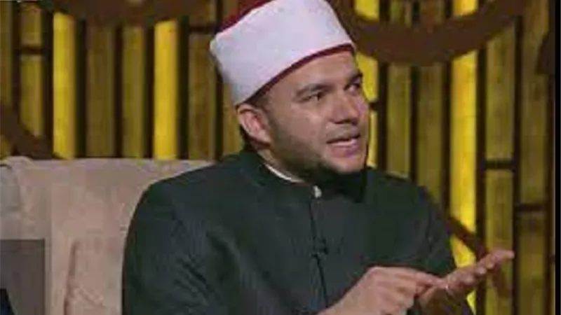 حكم صلاة الجماعة بملابس الشغل الحاملة للبقع وروائح العرق
