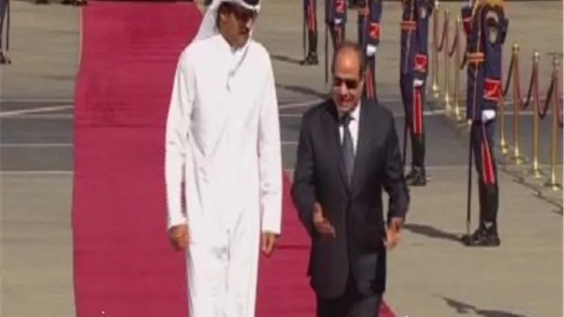 الرئيس السيسى يستقبل أمير قطر لدى وصوله مطار القاهرة