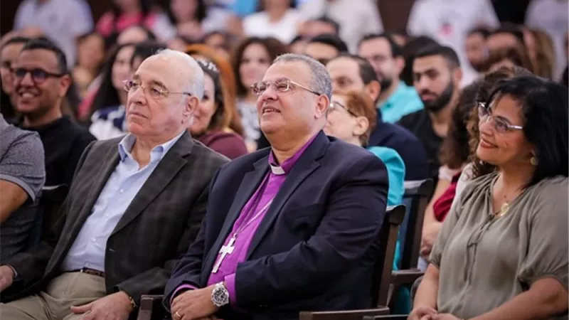 رئيس الطائفة الإنجيلية بمصر مع شعب كنيسة القاهرة الجديدة الثانية