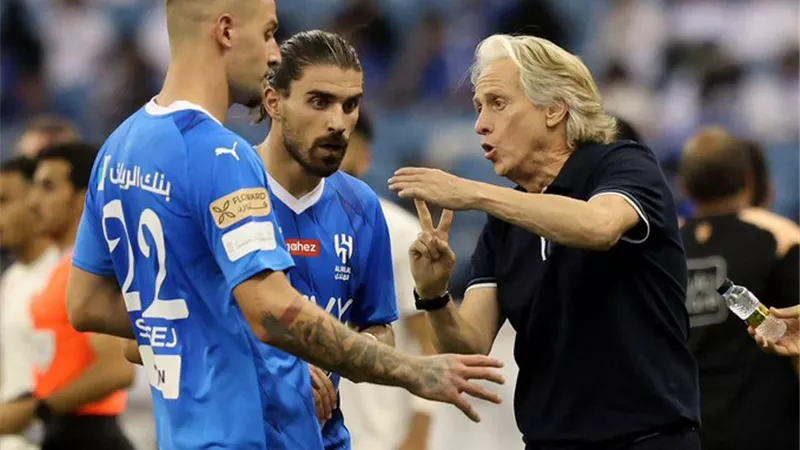 شاهد .. القائم يمنع الهلال من تسجيل أول أهدافه أمام التعاون