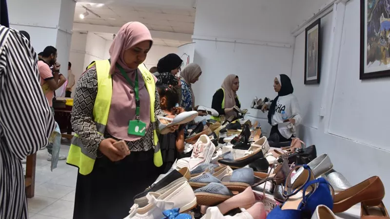 إفتتاح معرض ملابس بالمجان للتخفيف عن كاهل الطلاب والطالبات