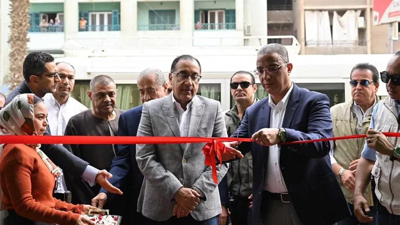 رئيس الوزراء يشهد افتتاح معرض للسلع الغذائية بالفيوم