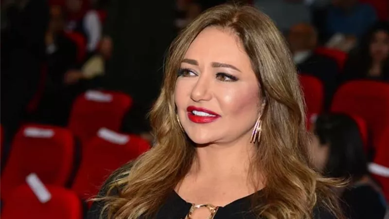 ليلى علوي تبكي خلال تجهيز ابنة شقيقها لزفافها .. فيديو